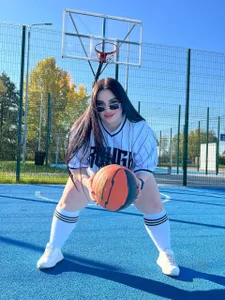 Nikki_KardashianLet's play basketball, and then with each other?图片