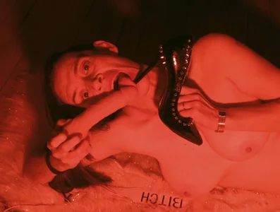 LeanaMaturee “Messy… but ready to welcome you 💕✨” “Tell me… do you like me more like this, natural? 💖🥺” Pic 2