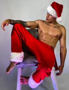 joseph_boy ❤️‍🔥 Desire also wears red… this Christmas 🎅🔥 Immagine  8