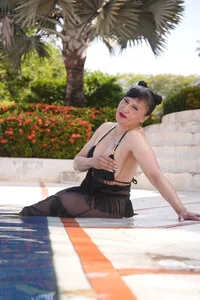 clara_heat 💦 Poolside Temptation Immagine  4