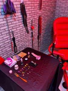 At your disposal 🖐 de ariel_bdsm  2 Imagens