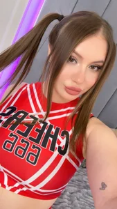 ChloeMarschのSexy cheerleaderの 4枚の写真
