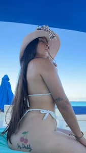 On the beach 🏖️ life is better de HAFSSA_  5 Imagens