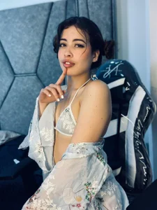 isabella-collins- Girl Japanese Immagine  2