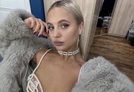 Daisy_Wave Feeling my best in a Glam MakeUp Pic 8
