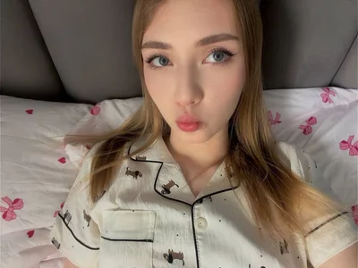 AveryBerkson lying around at home :3 Pic