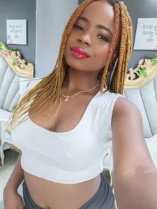 LindaBird: Do you like my big lips? ( 2 фото)