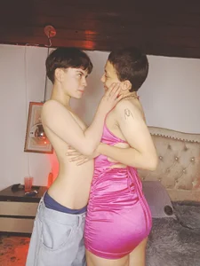 Brenda_Tina699 Public Pic 5