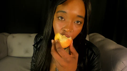 Charlotte__Brown_ I WANT TO EAT LIKE THIS APPLE  2টি ছবি