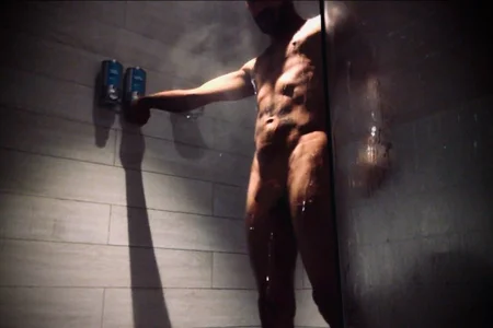 Antonio_shower_time Public Immagine  2