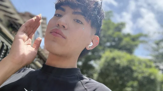 max_femboy Mi face Pic 2