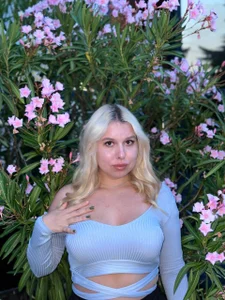 ChloeRicc They told me that the photo in the flowers is beautiful...I think they didn't lie to me! Fotka 5