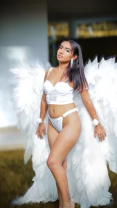 mia_vyのbeautiful photos of halloween angels🎃🤍🫦の 3枚の写真