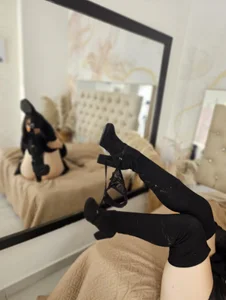 _VALERIAGOMEZ Take out my clothes pls Foto