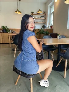 CristalLoren 👩 one afternoon drinking coffee ☕ Pic 3