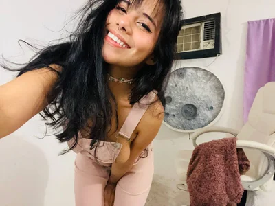 AllisonCatUwU Pinky Overall Foto 4