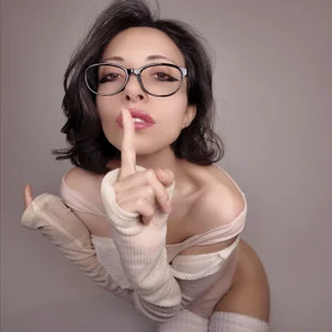 Edranah Sit. Shut up. Worship me. Pic 2