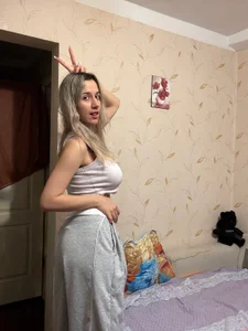 Pusi a warm secret on the tip of the tongue de MaryBennetts  4 Imagens