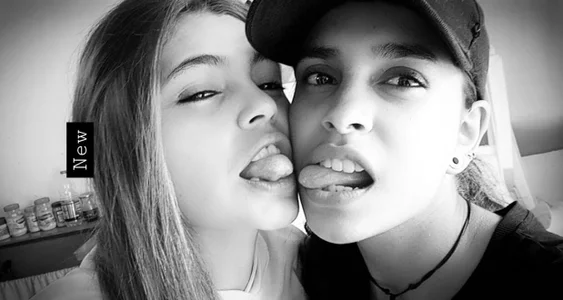 lesbian_show_Couple Public صورة واحدة|lesbian_show_Couple Public صورتان|lesbian_show_Couple Public  صور|lesbian_show_Couple Public  صورة