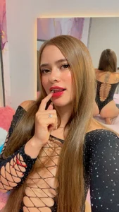 KarolMadison21 kullanıcısının horny for you albümü -  2 fotoğraf