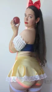 loreen_grey La reina tenía razón… esta belleza sí da miedo 💖🍎 Foto 2