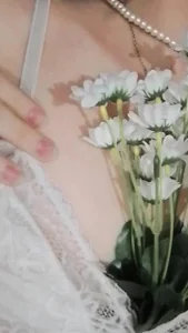 Un homme aime une femme et l'embrasse : de ce baiser naît le monde de IsaBaileys_  3 Imagens