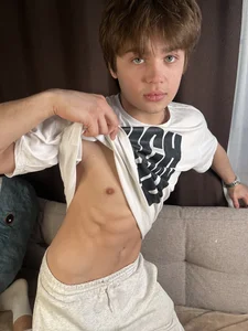 SteelBallsBigのI can't help but show you my abs~の 3枚の写真