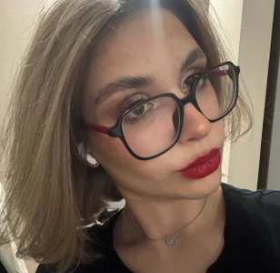 AnnaVelvetFire Red lips 🔥 . fénykép