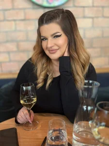 LaraHartt Public Immagine 