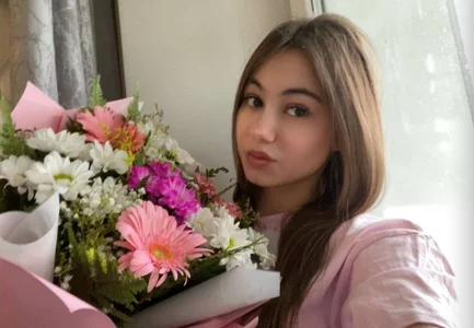 MacyFelver Pretty Girl With Flowers🌸 Pic 5