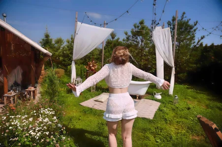 Lilith_Bonheur Public Pic 6