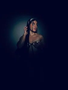 MilaColeman Velvet Glance Immagine 