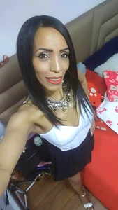 NicoleBenoit The MILF Silhouette: Head to Toe Temptation Pic 2