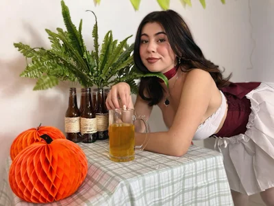 Zoe_Benson Oktoberfest 💚 see you on September 20th until octubre 5th 💚 รูป  9