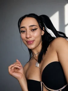 Ariana_colliinss 𝐴𝑟𝑖𝑎𝑛𝑎 🧛🏻‍♀💜🫀 Pic 4