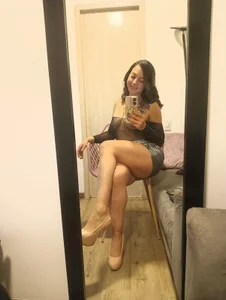 Ariana_blonde 😏 Are you just going to stare, or are you going to come over and get to know me? Bilde 2