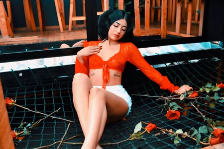 Mia-Monroe: Public ( 2 фото)