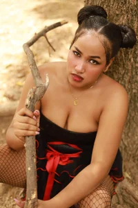 NahomiWalker_ Dark Forest Queen Bilde