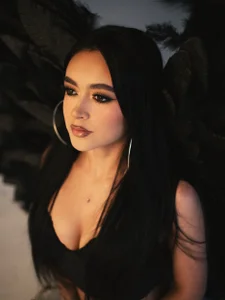 your bad angel🖤 de HannaClarrk_  2 Imagens