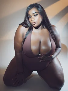 AdaBenneth All body type can be the perfect type Foto 2