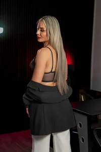 Laureenwells A touch of elegance and a look that invites you to stay. 🖤 Gambar 4