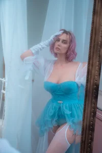 luna_joy_ A little of me Foto