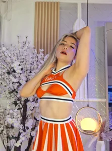 ElizabethAdams_のHot and kinky cheerleader 🥵😈の枚の写真
