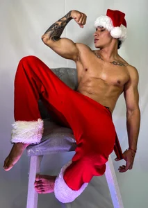 joseph_boyの❤️‍🔥 Desire also wears red… this Christmas 🎅🔥の 9枚の写真