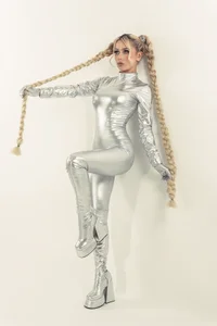 HannaConnor_ SILVER GLAMOUR Pic 4