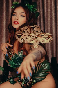 LeaThompson God is a woman Foto 7