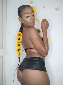 LariissaWilson gira sol Foto