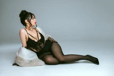 RitaVirginia Juicy thighs Pic 2