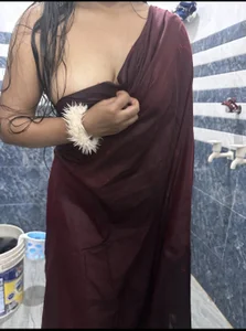 Hot pose 😍🥵 de LOVE_GAUR69  2 Imagens