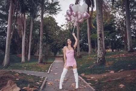 LizBrook A LUXURIOUS WALK Pic 8